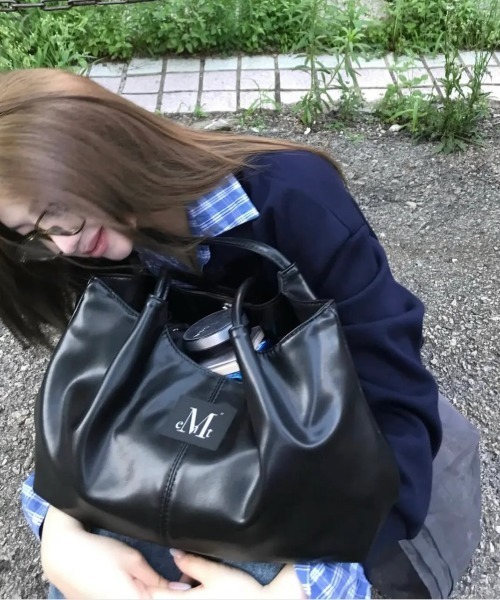 MUCENT（ムセント）の「【日本未発売/WEB限定】MUCENT(ムセント)/ロゴパッチ ショルダー トートバッグ/PEE MIDDLE STITCH LEATHER TOTE BAG（トートバッグ・レディース・ブラック・FREE）」の5枚目の写真