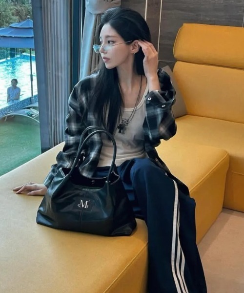 MUCENT（ムセント）の「【日本未発売/WEB限定】MUCENT(ムセント)/ロゴパッチ ショルダー トートバッグ/PEE MIDDLE STITCH LEATHER TOTE BAG（トートバッグ・レディース・ブラック・FREE）」の21枚目の写真