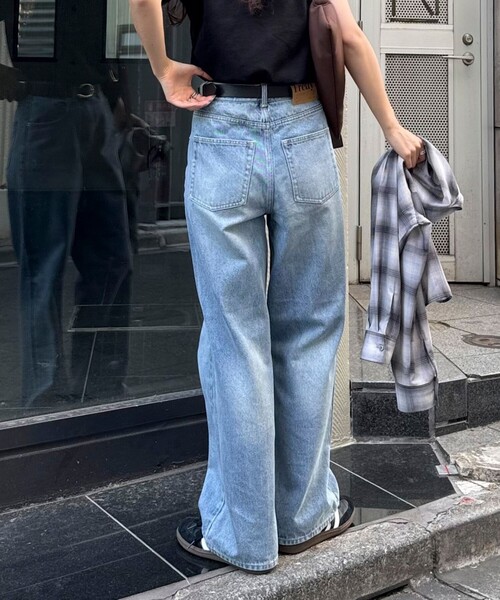 fredy emue（フレディエミュ）の「【@sora_522m企画】ベーシックストレートデニム（デニムパンツ・レディース・ブルー/ブラック・38/36）」の4枚目の写真