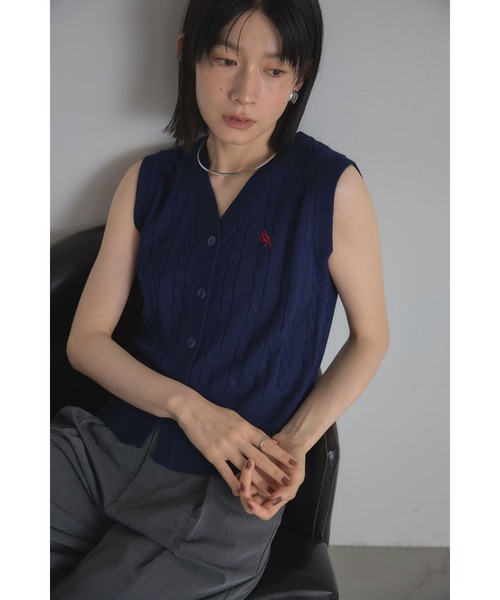 &. NOSTALGIA(アンドドットノスタルジア)の「エンブロイダリーケーブルニットベスト(ベスト・レディース・ピンク/キャメル/ネイビー・M)」の4枚目の写真