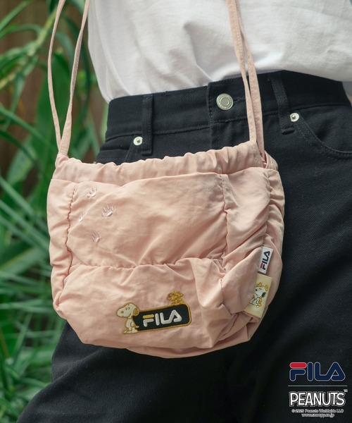 FILA(フィラ)の「【FILA/フィラ × PEANUTS/ピーナッツ】クシュクシュ ミニショルダーバッグ(ショルダーバッグ・レディース・ブラック/オフホワイト/ピンク・FREE)」の3枚目の写真