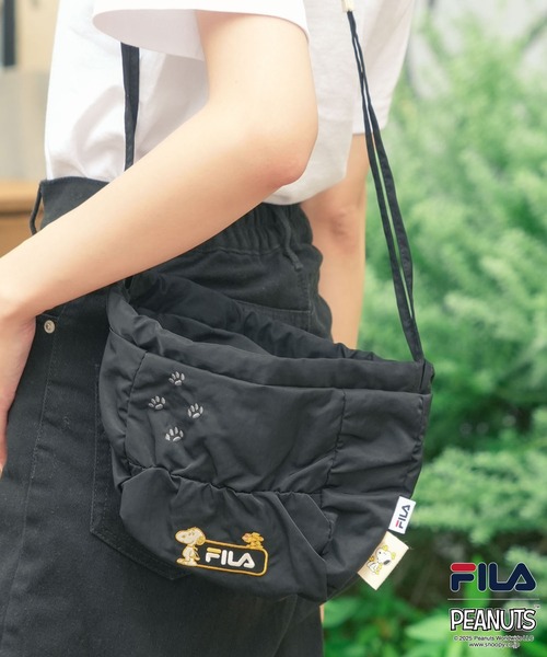 FILA(フィラ)の「【FILA/フィラ × PEANUTS/ピーナッツ】クシュクシュ ミニショルダーバッグ(ショルダーバッグ・レディース・ブラック/オフホワイト/ピンク・FREE)」の1枚目の写真
