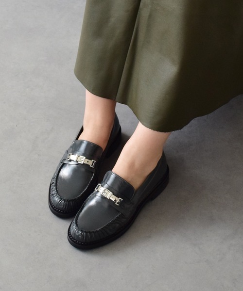 inter-chaussures(インターショシュール)の「【INTER-CHAUSSURES】ラウンドトウメタルベルトローファー(I51613)(ローファー・レディース・ブラック系その他/グレー系その他・37/36)」の2枚目の写真