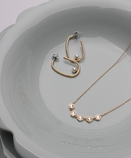 OLIVIA BURTON(オリビアバートン)の「「OLIVIA BURTON/オリビアバートン」クラシック - パール&ビーズ パール ゴールド フープ ピアス(ピアス(両耳用)・レディース・ゴールド・ONE SIZE)」の4枚目の写真