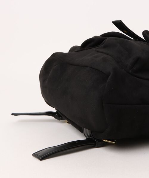 ammy.（エイミードット）の「【 ammy. / エイミードット 】  スエード調 レトロ フラップ リュック（バックパック/リュック・レディース・ブラウン/ブラック・FREE）」の4枚目の写真