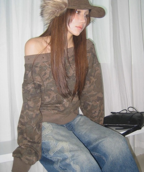 .KOM(ドットコム)の「A'GEM/9 × .kom 『.KOM/ドットケーオーエム』 Y2K Camouflage Off-Shoulder Sweatshirt/Y2K カモフラージュ オフショルダースウェット(スウェット・レディース・グリーン/グレー・FREE)」の1枚目の写真