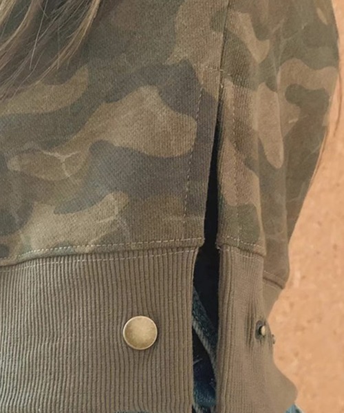 .KOM(ドットコム)の「A'GEM/9 × .kom 『.KOM/ドットケーオーエム』 Y2K Camouflage Off-Shoulder Sweatshirt/Y2K カモフラージュ オフショルダースウェット(スウェット・レディース・グリーン/グレー・FREE)」の11枚目の写真