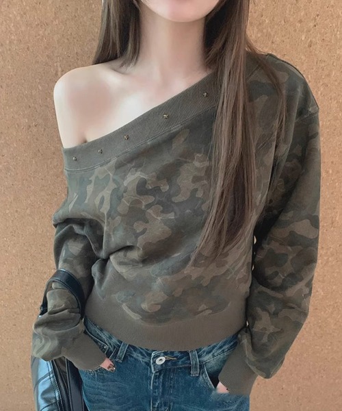 .KOM(ドットコム)の「A'GEM/9 × .kom 『.KOM/ドットケーオーエム』 Y2K Camouflage Off-Shoulder Sweatshirt/Y2K カモフラージュ オフショルダースウェット(スウェット・レディース・グリーン/グレー・FREE)」の3枚目の写真