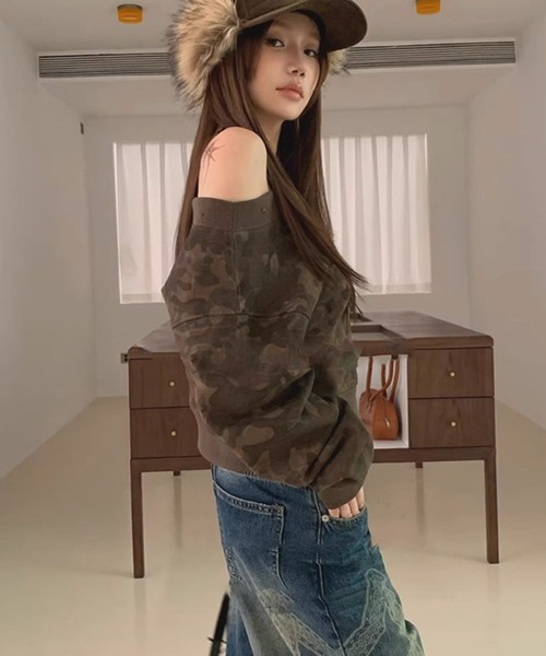 .KOM(ドットコム)の「A'GEM/9 × .kom 『.KOM/ドットケーオーエム』 Y2K Camouflage Off-Shoulder Sweatshirt/Y2K カモフラージュ オフショルダースウェット(スウェット・レディース・グリーン/グレー・FREE)」の5枚目の写真