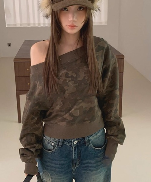 .KOM(ドットコム)の「A'GEM/9 × .kom 『.KOM/ドットケーオーエム』 Y2K Camouflage Off-Shoulder Sweatshirt/Y2K カモフラージュ オフショルダースウェット(スウェット・レディース・グリーン/グレー・FREE)」の4枚目の写真