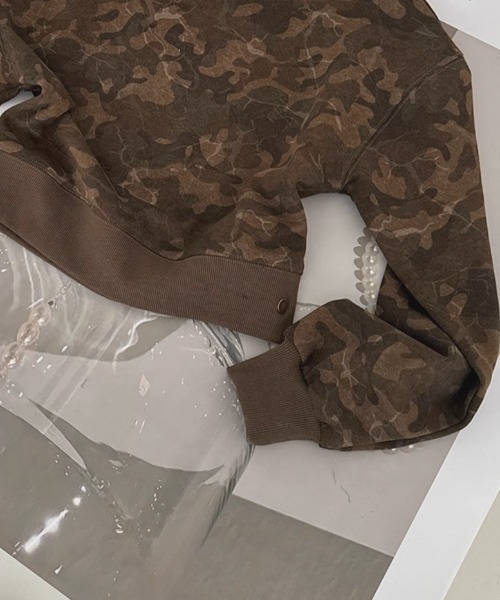 .KOM(ドットコム)の「A'GEM/9 × .kom 『.KOM/ドットケーオーエム』 Y2K Camouflage Off-Shoulder Sweatshirt/Y2K カモフラージュ オフショルダースウェット(スウェット・レディース・グリーン/グレー・FREE)」の9枚目の写真