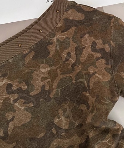 .KOM(ドットコム)の「A'GEM/9 × .kom 『.KOM/ドットケーオーエム』 Y2K Camouflage Off-Shoulder Sweatshirt/Y2K カモフラージュ オフショルダースウェット(スウェット・レディース・グリーン/グレー・FREE)」の10枚目の写真