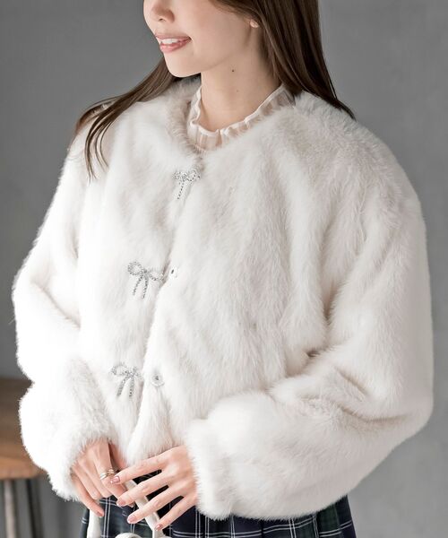 rps（アールピーエス）の「リボン釦フェイクファージャケット（ノーカラージャケット・レディース・アイボリー/ライトグレー/チャコールグレー・フリー）」の3枚目の写真