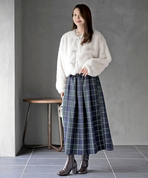 rps（アールピーエス）の「リボン釦フェイクファージャケット（ノーカラージャケット・レディース・アイボリー/ライトグレー/チャコールグレー・フリー）」の4枚目の写真