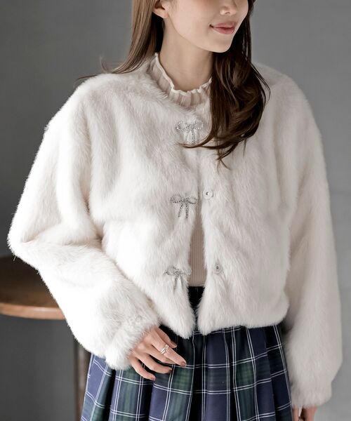 rps（アールピーエス）の「リボン釦フェイクファージャケット（ノーカラージャケット・レディース・アイボリー/ライトグレー/チャコールグレー・フリー）」の8枚目の写真