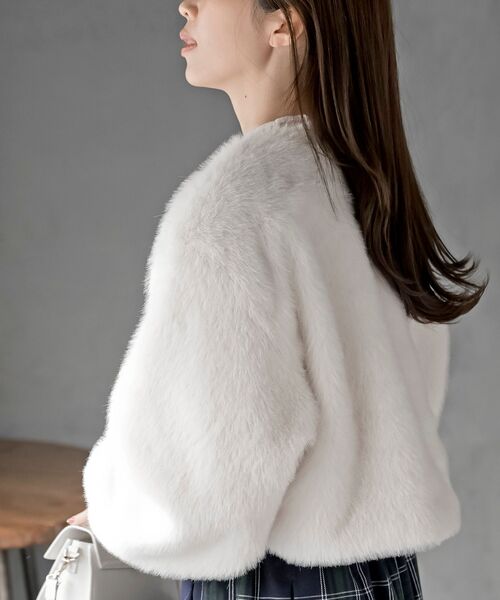 rps（アールピーエス）の「リボン釦フェイクファージャケット（ノーカラージャケット・レディース・アイボリー/ライトグレー/チャコールグレー・フリー）」の9枚目の写真