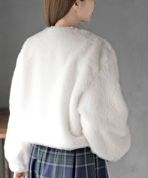 rps（アールピーエス）の「リボン釦フェイクファージャケット（ノーカラージャケット・レディース・アイボリー/ライトグレー/チャコールグレー・フリー）」の10枚目の写真