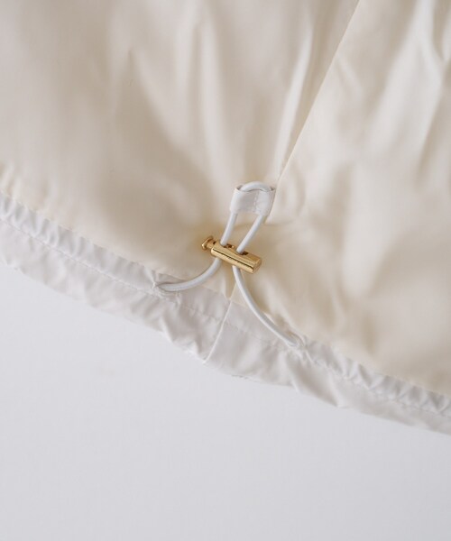 UNTITLED（アンタイトル）の「【トレンド/撥水機能/防寒】ショートダウンコート（ダウンジャケット/コート・レディース・オフホワイト/ブラック・00/01/03/04/42/44/46/48/50/02）」の4枚目の写真