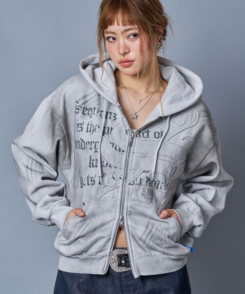 SEQUENZ（シークエンズ）の「【SEQUENZ（シークエンズ）】SQNZ ZIP P/K / ジップパーカー 裏起毛 フーディ スタッズ 加工 ワッペン プリント（パーカー・メンズ・ブラック/ピンク/ライトグレー/ブルー・SMALL/LARGE/MEDIUM）」の10枚目の写真
