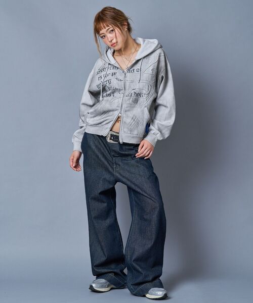 SEQUENZ（シークエンズ）の「【SEQUENZ（シークエンズ）】SQNZ ZIP P/K / ジップパーカー 裏起毛 フーディ スタッズ 加工 ワッペン プリント（パーカー・メンズ・ブラック/ピンク/ライトグレー/ブルー・SMALL/LARGE/MEDIUM）」の8枚目の写真