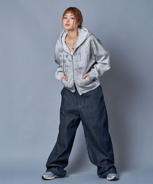 SEQUENZ（シークエンズ）の「【SEQUENZ（シークエンズ）】SQNZ ZIP P/K / ジップパーカー 裏起毛 フーディ スタッズ 加工 ワッペン プリント（パーカー・メンズ・ブラック/ピンク/ライトグレー/ブルー・SMALL/LARGE/MEDIUM）」の7枚目の写真