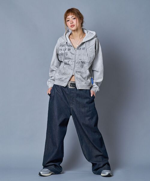 SEQUENZ（シークエンズ）の「【SEQUENZ（シークエンズ）】SQNZ ZIP P/K / ジップパーカー 裏起毛 フーディ スタッズ 加工 ワッペン プリント（パーカー・メンズ・ブラック/ピンク/ライトグレー/ブルー・SMALL/LARGE/MEDIUM）」の6枚目の写真
