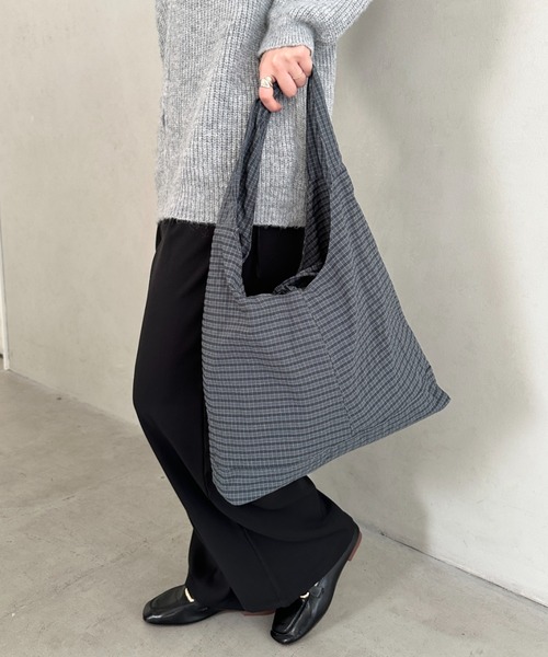 MYMOOD.（マイムード）の「【A4収納可】チェック柄ワンハンドルトートバッグ（トートバッグ・レディース・ベージュ/レッド/ブラウン/ネイビー・FREE）」の3枚目の写真