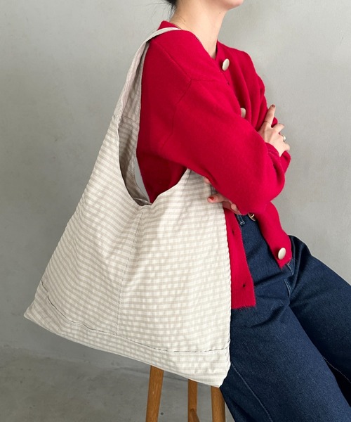 MYMOOD.（マイムード）の「【A4収納可】チェック柄ワンハンドルトートバッグ（トートバッグ・レディース・ベージュ/レッド/ブラウン/ネイビー・FREE）」の16枚目の写真