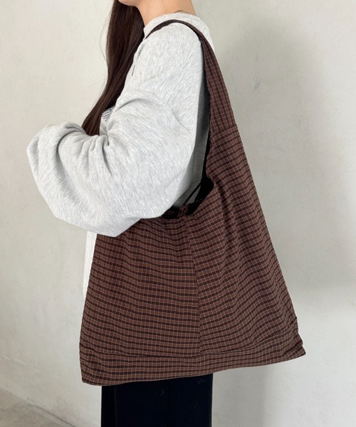 MYMOOD.（マイムード）の「【A4収納可】チェック柄ワンハンドルトートバッグ（トートバッグ・レディース・ベージュ/レッド/ブラウン/ネイビー・FREE）」の7枚目の写真