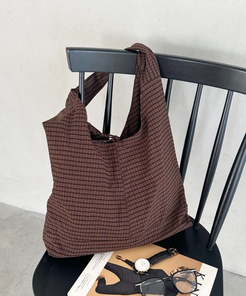 MYMOOD.（マイムード）の「【A4収納可】チェック柄ワンハンドルトートバッグ（トートバッグ・レディース・ベージュ/レッド/ブラウン/ネイビー・FREE）」の5枚目の写真