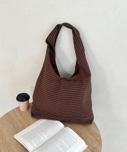 MYMOOD.（マイムード）の「【A4収納可】チェック柄ワンハンドルトートバッグ（トートバッグ・レディース・ベージュ/レッド/ブラウン/ネイビー・FREE）」の6枚目の写真