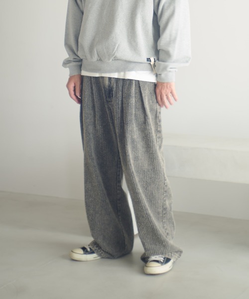 ADAM PATEK(アダムパテック)の「ADAMPATEK/needlestripe denim wide pants/ニードルパンチストライプデニムワイドスラックス(AP2528014)(デニムパンツ・レディース・グレー/ブラック・1/2)」の2枚目の写真