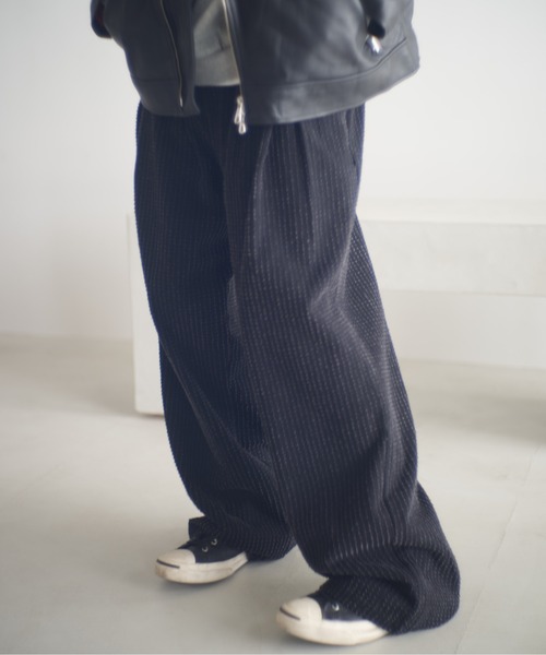 ADAM PATEK(アダムパテック)の「ADAMPATEK/needlestripe denim wide pants/ニードルパンチストライプデニムワイドスラックス(AP2528014)(デニムパンツ・レディース・グレー/ブラック・1/2)」の1枚目の写真