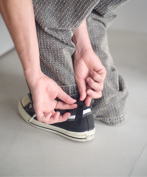 ADAM PATEK(アダムパテック)の「ADAMPATEK/needlestripe denim wide pants/ニードルパンチストライプデニムワイドスラックス(AP2528014)(デニムパンツ・レディース・グレー/ブラック・1/2)」の12枚目の写真