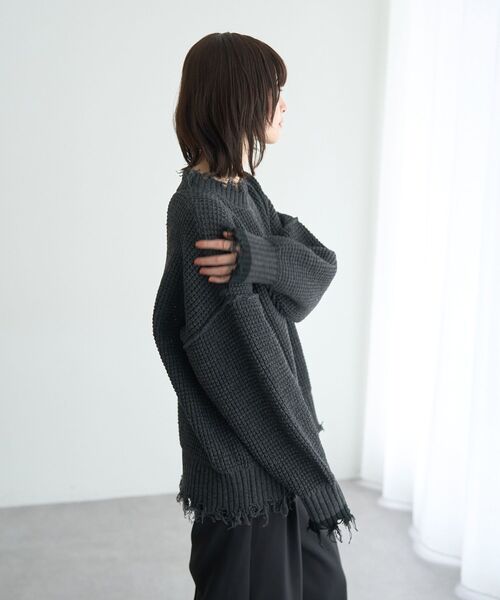Editt by YECCA VECCA(エディットバイイェッカヴェッカ)の「ダメージルーズニット(ニット/セーター・レディース・チャコールグレー/ブルー/グレー・FREE)」の12枚目の写真