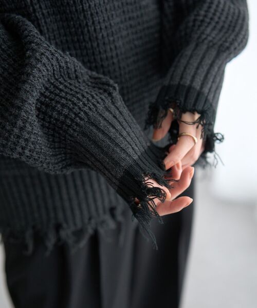 Editt by YECCA VECCA(エディットバイイェッカヴェッカ)の「ダメージルーズニット(ニット/セーター・レディース・チャコールグレー/ブルー/グレー・FREE)」の14枚目の写真