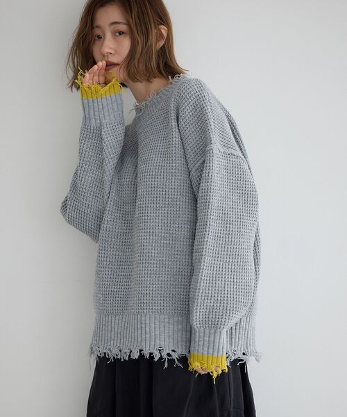 Editt by YECCA VECCA(エディットバイイェッカヴェッカ)の「ダメージルーズニット(ニット/セーター・レディース・チャコールグレー/ブルー/グレー・FREE)」の4枚目の写真