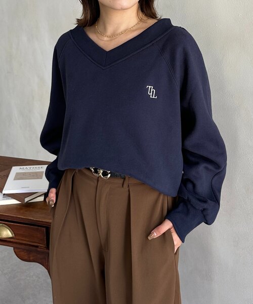 Thevon(ゼボン)の「Vネック刺繍ロゴ裏起毛プルオーバー(Tシャツ/カットソー・レディース・チャコールグレー/ネイビー/ライトグレー・FREE)」の2枚目の写真