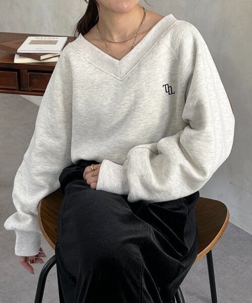 Thevon(ゼボン)の「Vネック刺繍ロゴ裏起毛プルオーバー(Tシャツ/カットソー・レディース・チャコールグレー/ネイビー/ライトグレー・FREE)」の1枚目の写真