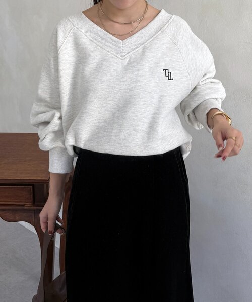 Thevon(ゼボン)の「Vネック刺繍ロゴ裏起毛プルオーバー(Tシャツ/カットソー・レディース・チャコールグレー/ネイビー/ライトグレー・FREE)」の4枚目の写真