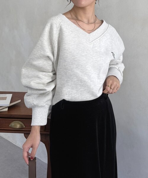Thevon(ゼボン)の「Vネック刺繍ロゴ裏起毛プルオーバー(Tシャツ/カットソー・レディース・チャコールグレー/ネイビー/ライトグレー・FREE)」の8枚目の写真