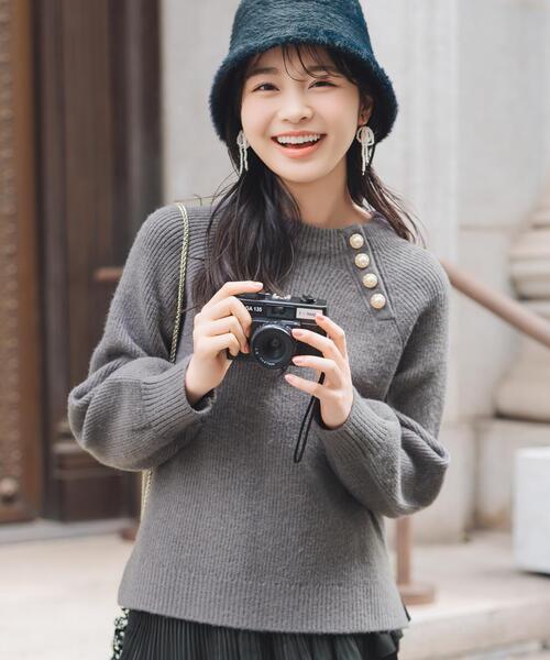 WILLSELECTION（ウィルセレクション）の「アソートボタンデザインニット（ニット/セーター・レディース・オフホワイト/チャコールグレー/ピンク・FREE）」の2枚目の写真