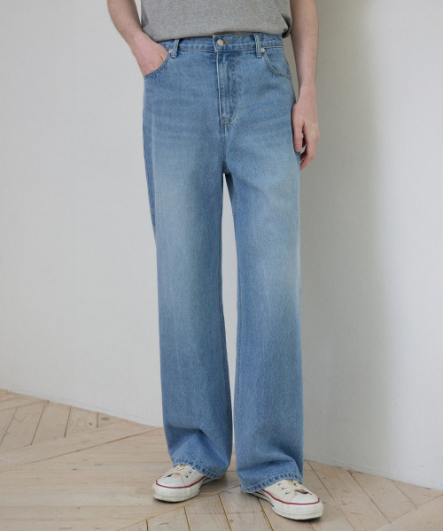 WEDNESDAY OASIS(ウェンズデーオアシス)の「クラシックウォッシュドセミワイドデニム_Light Blue(W25-PT08)(デニムパンツ・メンズ・スカイブルー・MEDIUM/LARGE)」の1枚目の写真