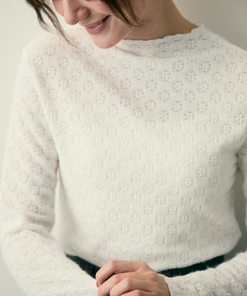 Lunea（ルネア）の「ハイネック花柄レーストップス（Tシャツ/カットソー・レディース・ブラック/ホワイト/ベージュ・FREE）」の2枚目の写真