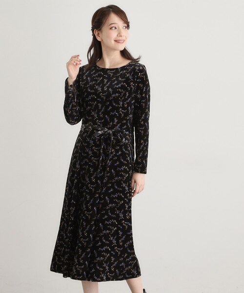 LAURA ASHLEY(ローラアシュレイ)の「【洗える/同柄アイテムあり】エラビー スプリッグ柄ベロアワンピース(ワンピース・レディース・ブラック系・40/38)」の1枚目の写真