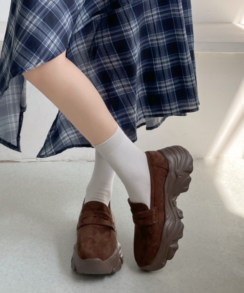 Shoes in Closet(シューズインクローゼット)の「【スエード素材/新色入荷】+6.5㎝ 軽量 厚底 ボリュームソール スニーカー ローファー 6594(ローファー・レディース・ベージュ/ブラック/ホワイト/ダークブラウン/ブラック系9/ダークブラウン系9/ダークブラウン系8/ブラック系8・S/3L/LL/L/M)」の1枚目の写真