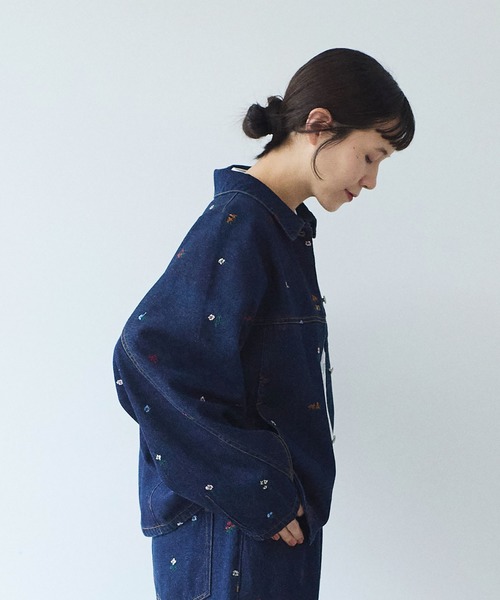 yuni(ユニ )の「floral embloidely denim cocoon ブルゾン(デニムジャケット・レディース・ネイビー/サックスブルー・FREE)」の6枚目の写真