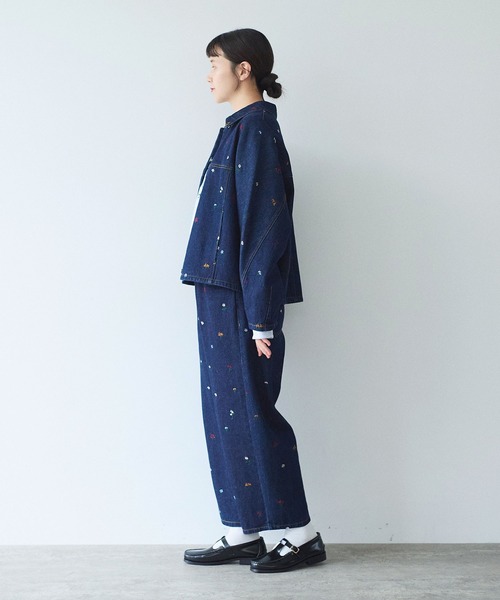 yuni(ユニ )の「floral embloidely denim cocoon ブルゾン(デニムジャケット・レディース・ネイビー/サックスブルー・FREE)」の8枚目の写真