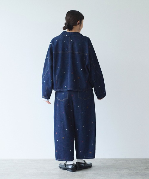 yuni(ユニ )の「floral embloidely denim cocoon ブルゾン(デニムジャケット・レディース・ネイビー/サックスブルー・FREE)」の9枚目の写真