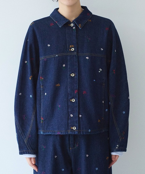 yuni(ユニ )の「floral embloidely denim cocoon ブルゾン(デニムジャケット・レディース・ネイビー/サックスブルー・FREE)」の10枚目の写真